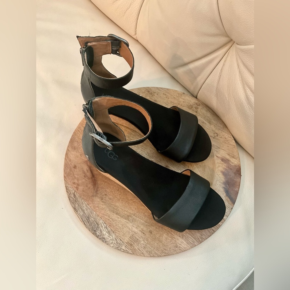 UGG stappy sandals black size 9 EUC wedge heel, comes from a smoke free home !!